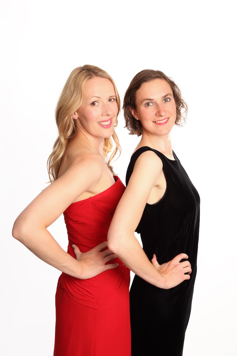 Festive music performances by The Operettes
